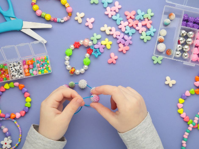 Confection de bracelets  (5-12 ans)