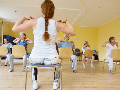 Yoga avec chaise
